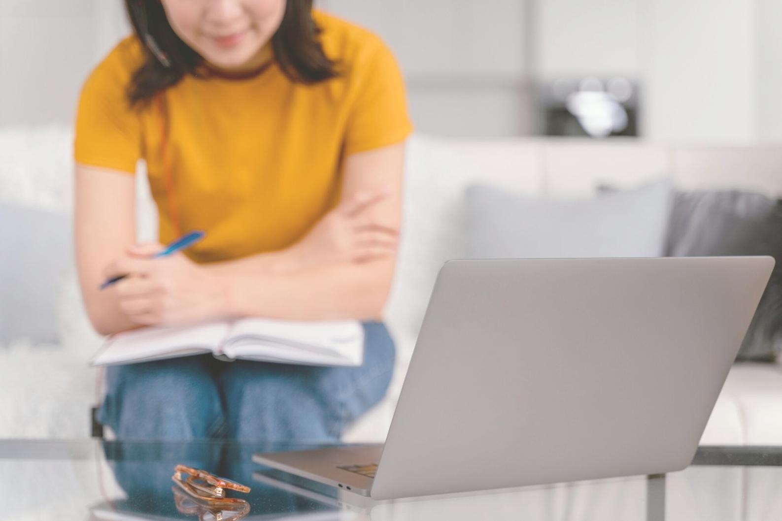 Session de planification financière avec documents et calculatrice