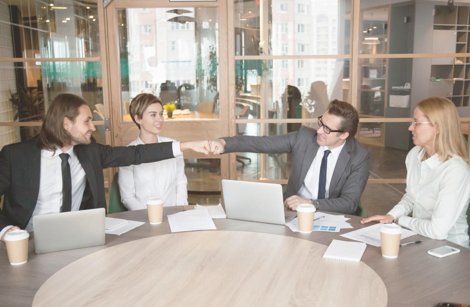 Outils de planification budgétaire et documents financiers disposés sur un bureau