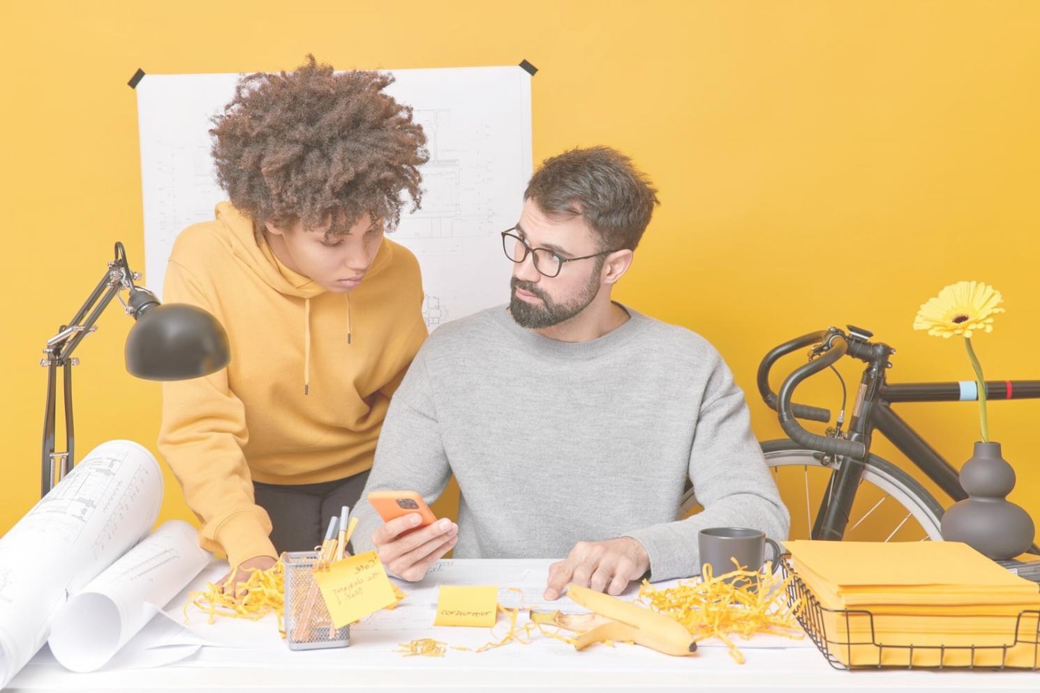 Espace de travail professionnel avec ordinateur et documents financiers