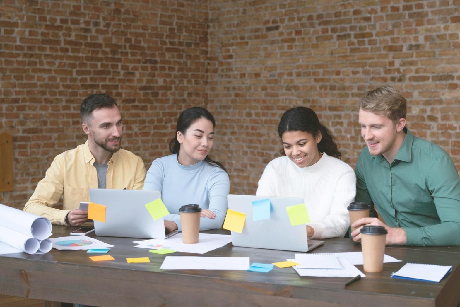 Espace de travail avec documents financiers et planification budgétaire